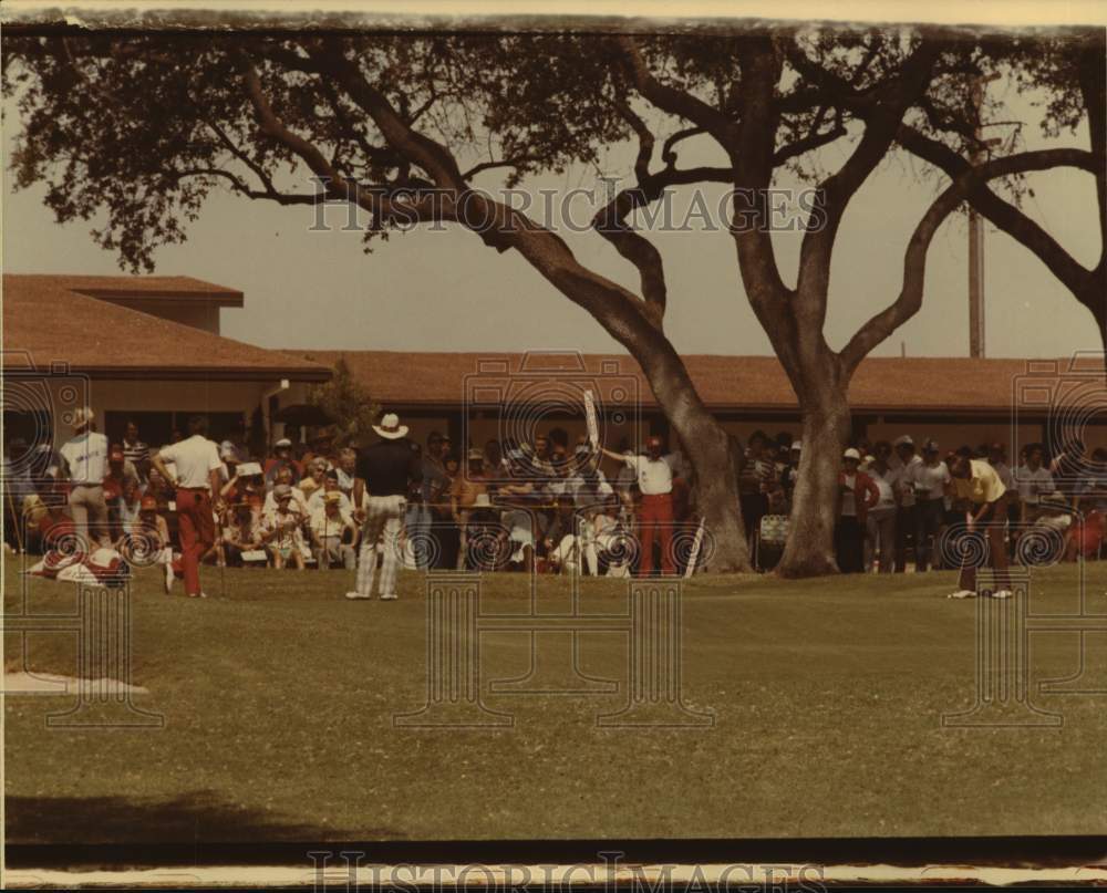 Press Photo A golfer putts during a tournament - sas16169 - Historic Images