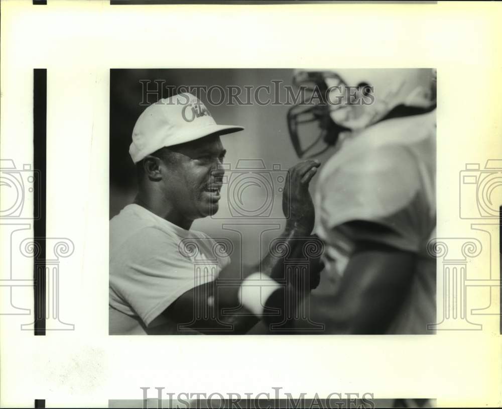 1991 Press Photo Houston Oilers football coach Pat Thomas - sas16219 - Historic Images