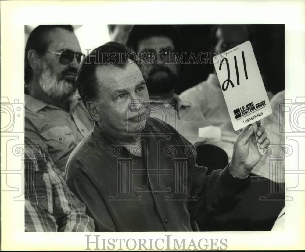 1992 Press Photo Charlie Thomas, winning auction bidder for Red McCombs&#39; ranch - Historic Images