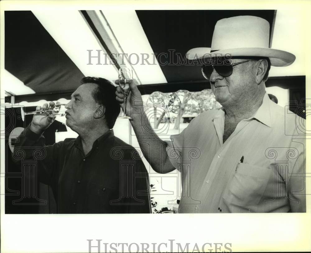 1992 Press Photo Charlie Thomas and former San Antonio Spurs owner Red McCombs - Historic Images