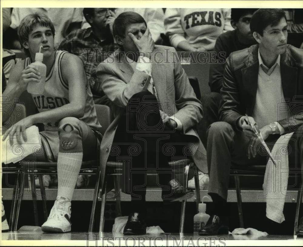 1990 Press Photo Basketball coach Jim Shuler during closing minutes of a game - Historic Images