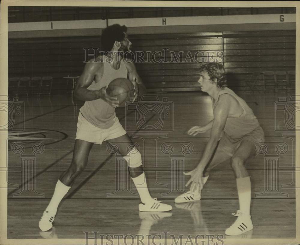 Press Photo Basketball players James Silas and Scott Sims - sas16282-Historic Images