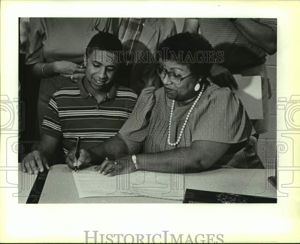 Press Photo Basketball player Tony Terrell and Ruth Terrell - sas16304 - Historic Images