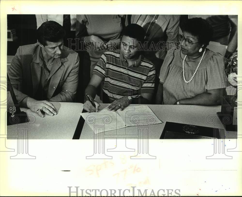 1988 Press Photo San Jacinto coach Scott Gernander with Tony and Ruth Terrell - Historic Images