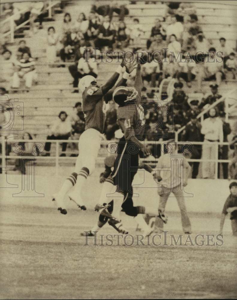 Press Photo Football players in action - sas16344 - Historic Images