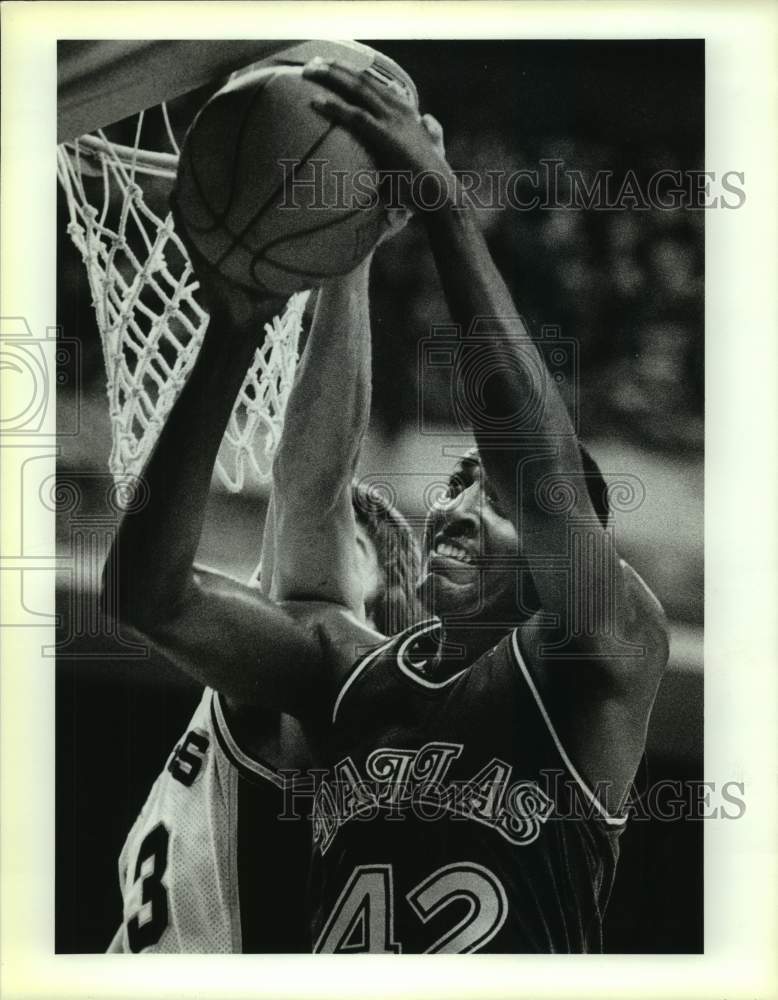 1990 Press Photo Dallas Mavericks and San Antonio Spurs play NBA basketball - Historic Images