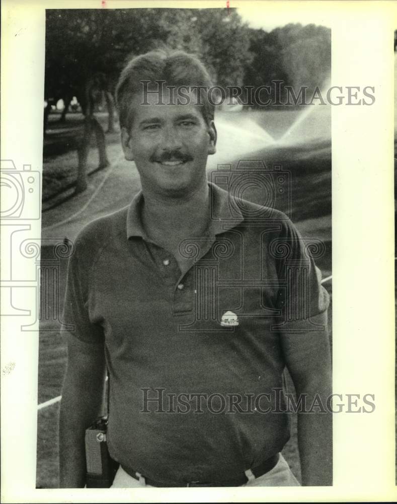 1981 Press Photo Neil Thrailkill on a golf course - sas16378 - Historic Images