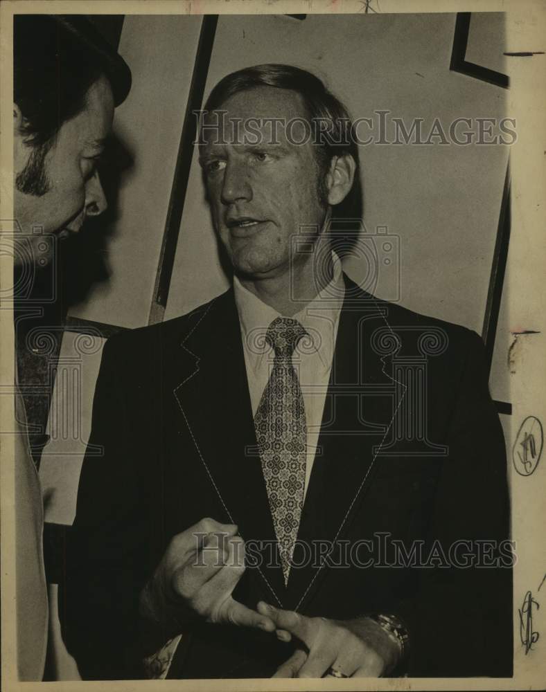 1975 Press Photo Football coach Jim Wacker - sas16405 - Historic Images