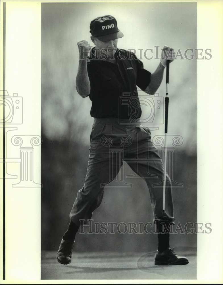 1991 Press Photo Golfer Rocky Thompson sinks putt to take a Senior PGA Tour lead - Historic Images