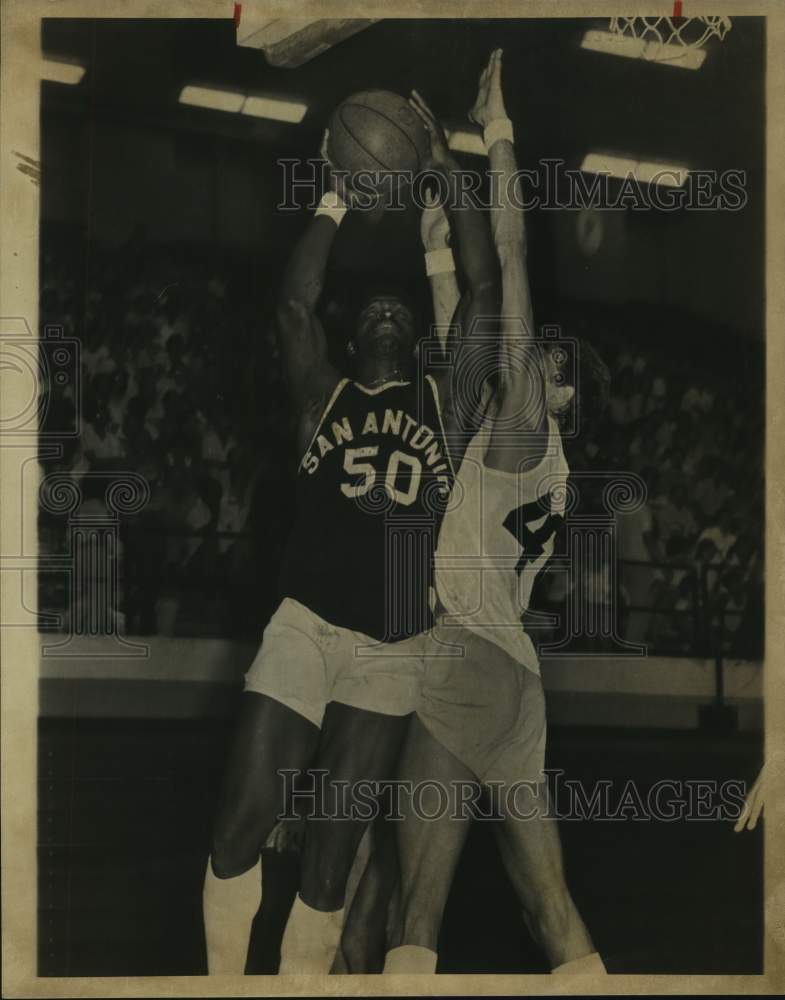 1979 Press Photo San Antonio basketball player Charlest Thompson, Jeff Cummings - Historic Images