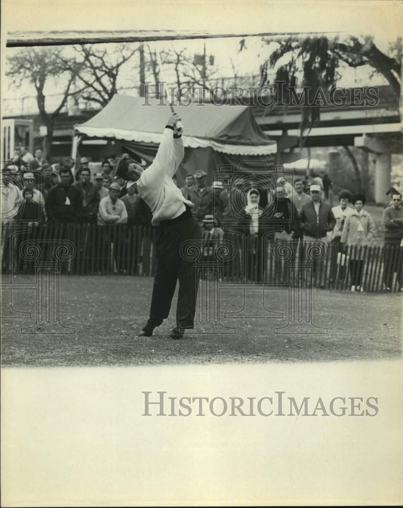 Press Photo A tournament golfer in action - sas16491 - Historic Images