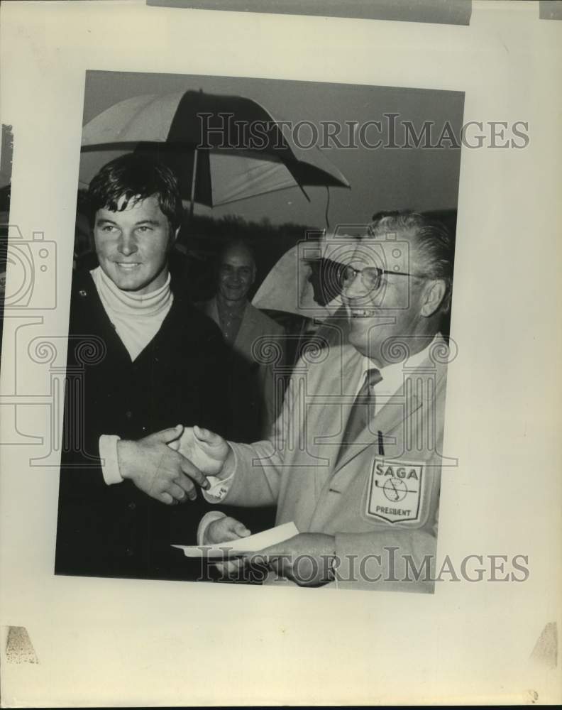 Press Photo Golfer Ron Cerrudo and SAGA president Gilbert Brown - sas16494 - Historic Images