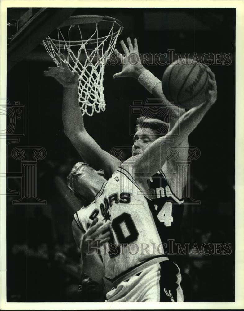1992 Press Photo San Antonio Spurs and Indiana Pacers play NBA basketball - Historic Images
