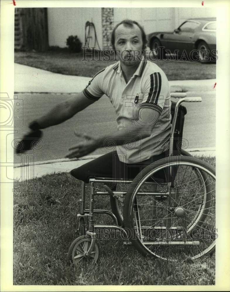 1983 Press Photo Wheelchair athlete Richard Thomas throws a discus - sas16629 - Historic Images