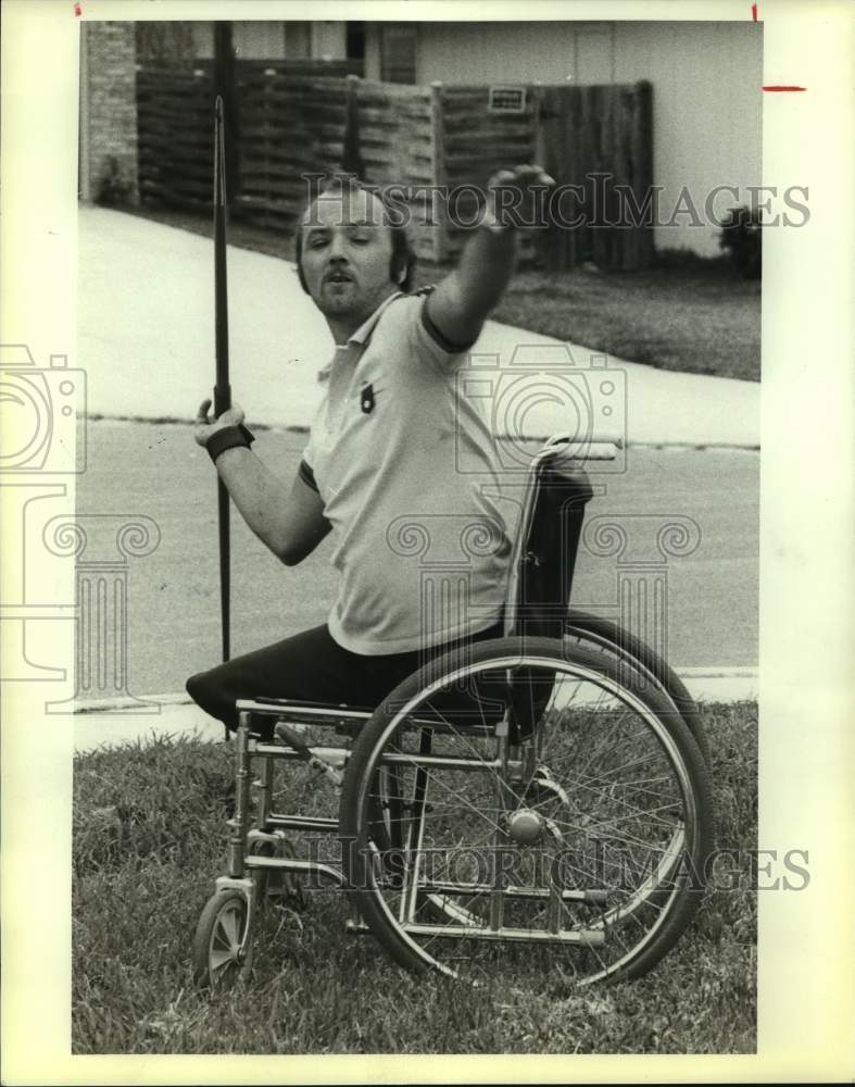 1983 Press Photo International wheelchair athlete Richard Thomas throws javelin - Historic Images