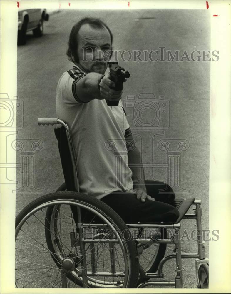 1983 Press Photo Wheelchair athlete Richard Thomas with a pistol - sas16631 - Historic Images