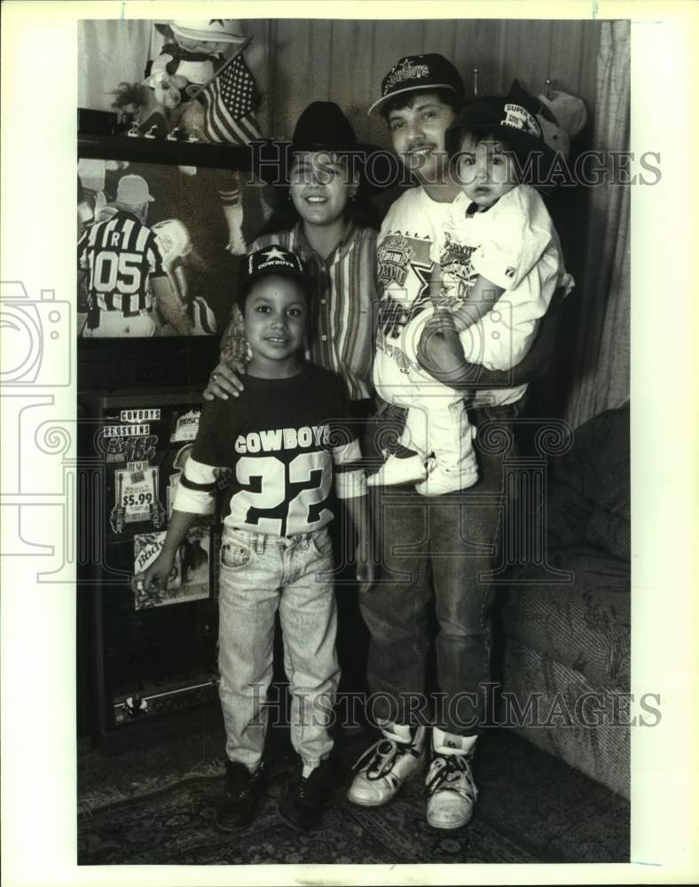 1993 Press Photo Dallas Cowboys fans at a Super Bowl party at the Beltran home - Historic Images