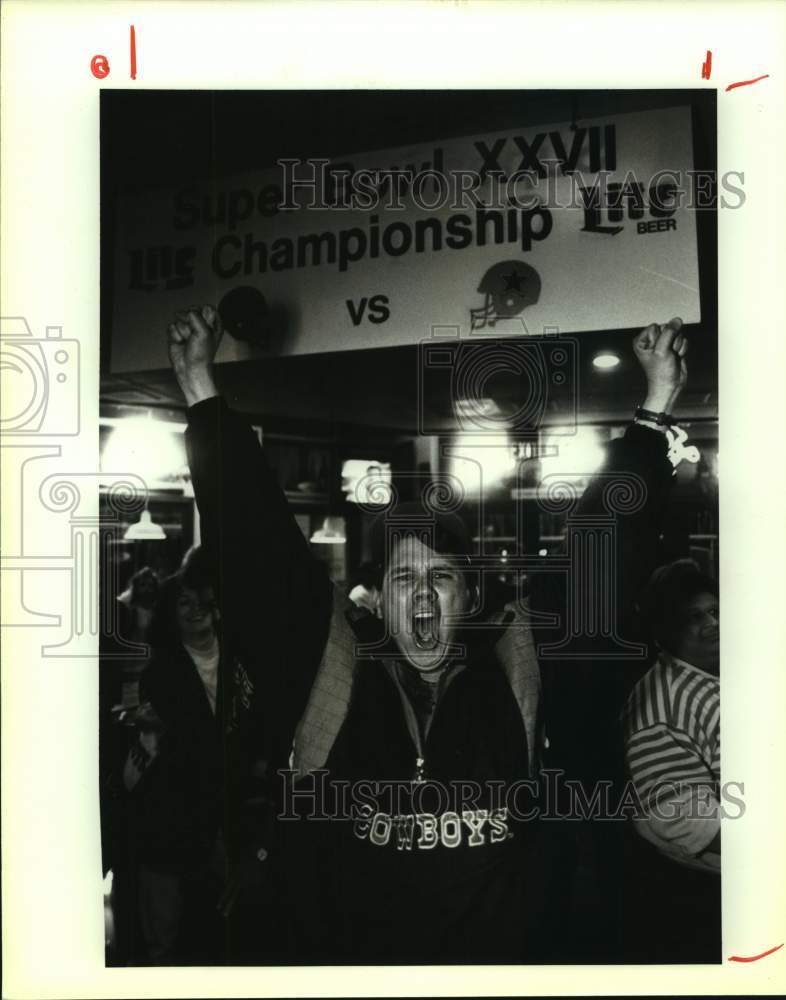 1993 Press Photo Dallas Cowboys fan Orlando Imai celebrates a Super Bowl win - Historic Images