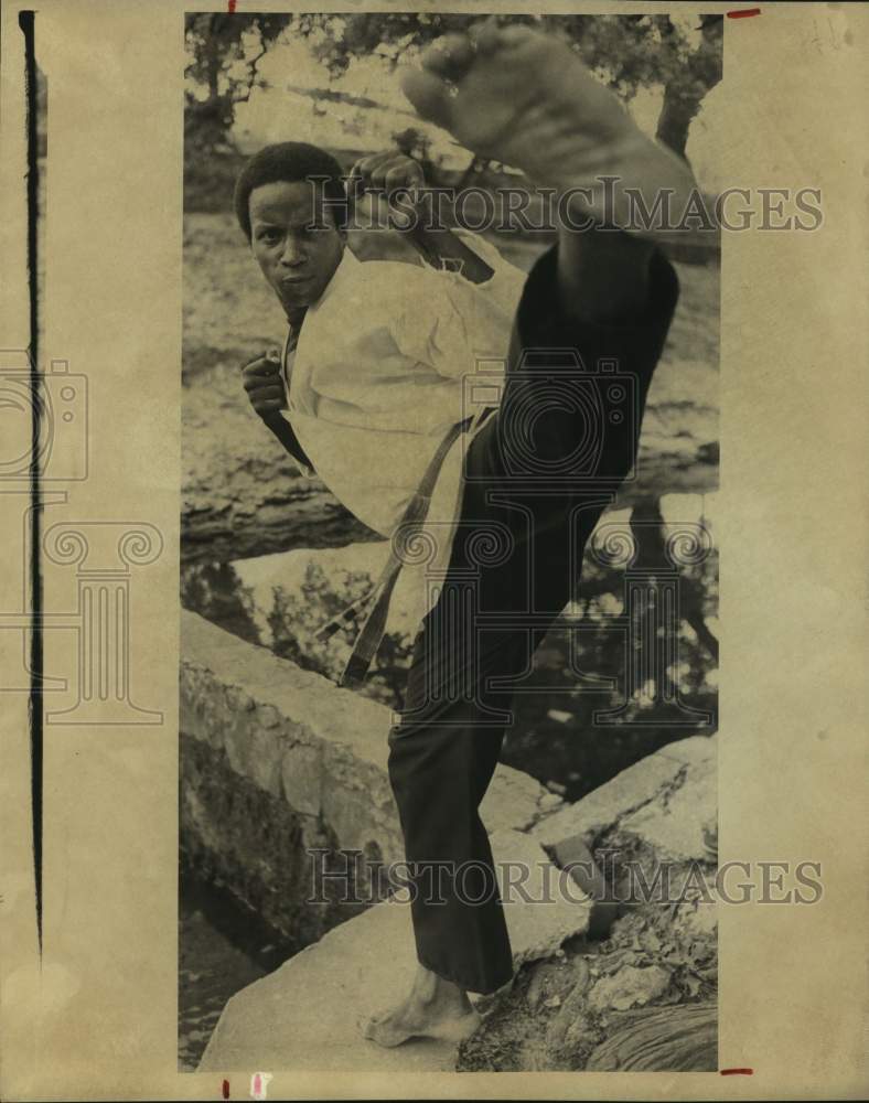 1982 Press Photo Karate champion Larry Lockhart - sas16653 - Historic Images