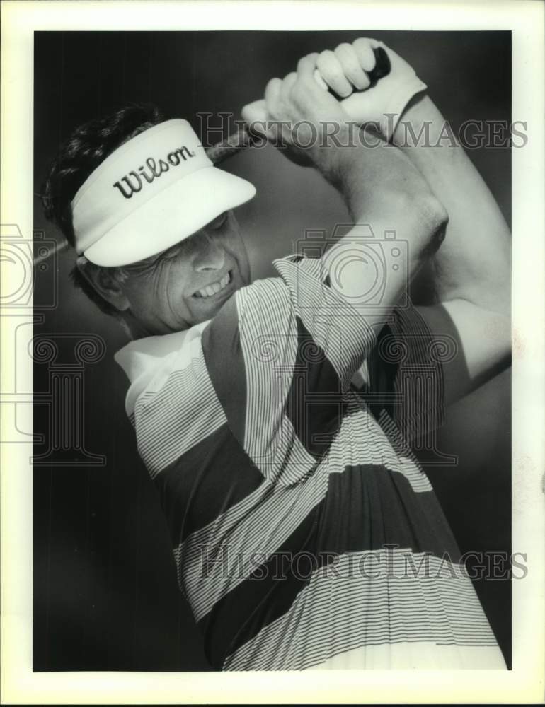 1990 Press Photo Golfer Mike Hill plays the PGA Senior Vantage at The Dominion - Historic Images