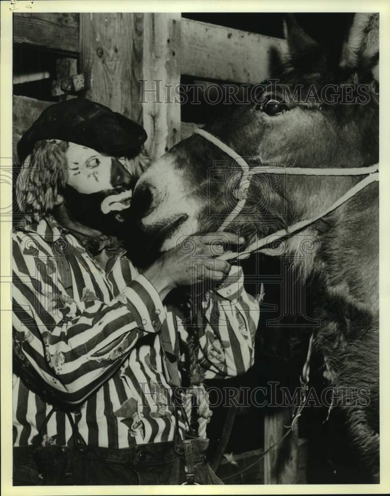 Press Photo A rodeo clown and a donkey - sas16706 - Historic Images