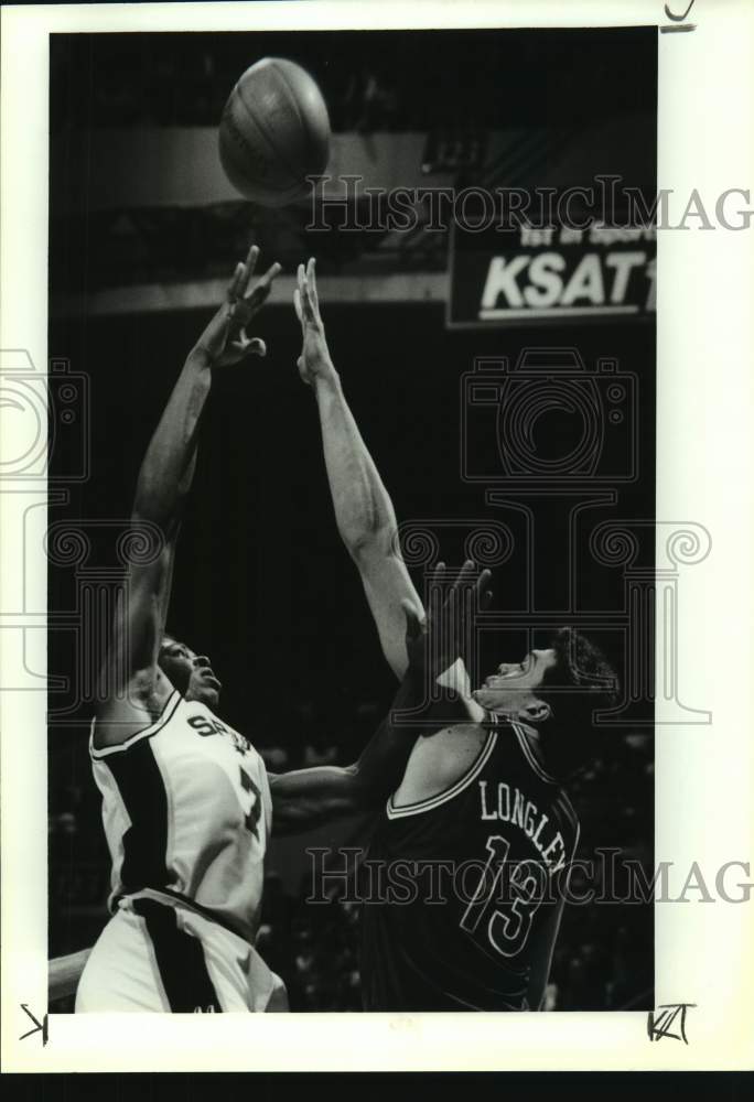 1993 Press Photo San Antonio Spurs and Minnesota Timberwolves play basketball - Historic Images