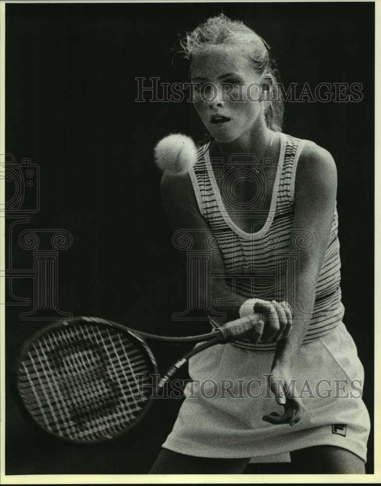 1986 Press Photo Tennis player Holly Ann Lloyd, USTA Interscholastic match - Historic Images