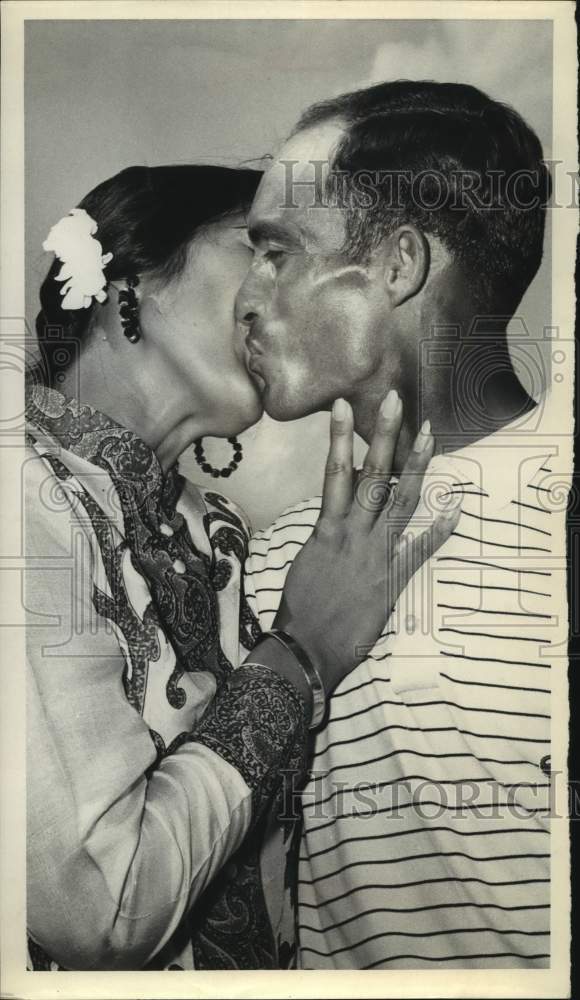 Press Photo A man and woman kiss at the Texas Open golf tournament - sas16794 - Historic Images