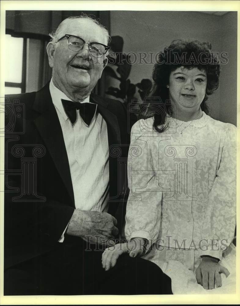 1986 Press Photo Golf great Byron Nelson with Special Olympian Heidi Busch - Historic Images
