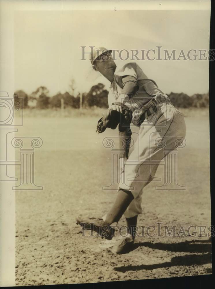 1949 Press Photo A baseball pitcher during his windup - sas16837 - Historic Images