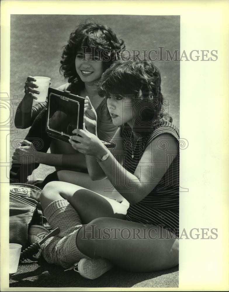 1984 Press Photo Gunslinger cheerleader hopefuls Cynthia Tanner, Irene Davalos - Historic Images