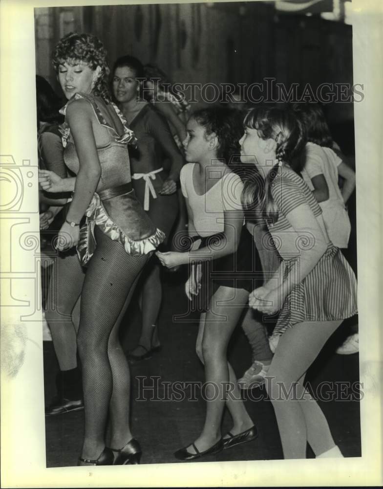 1984 Press Photo San Antonio Gunslingers cheerleader Lisa Wright and kids - Historic Images
