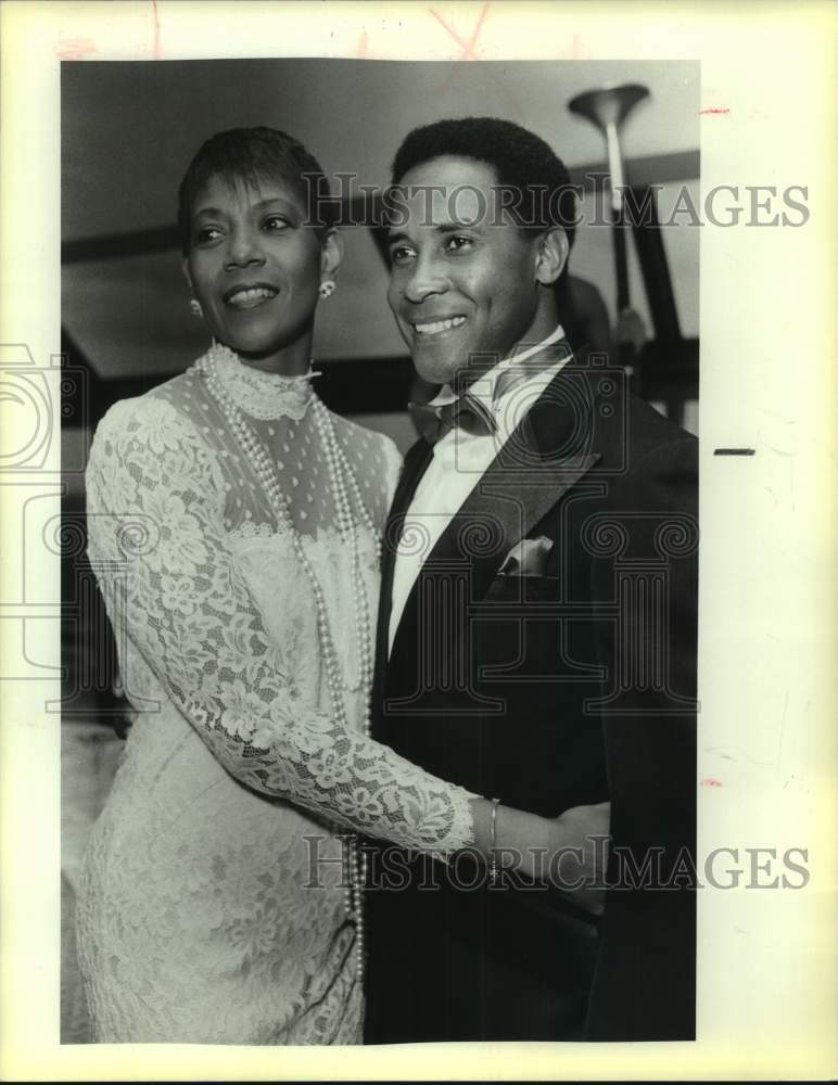 1985 Press Photo Wilma Rudolph and Lynn Swann, Special Olympics benefit - Historic Images
