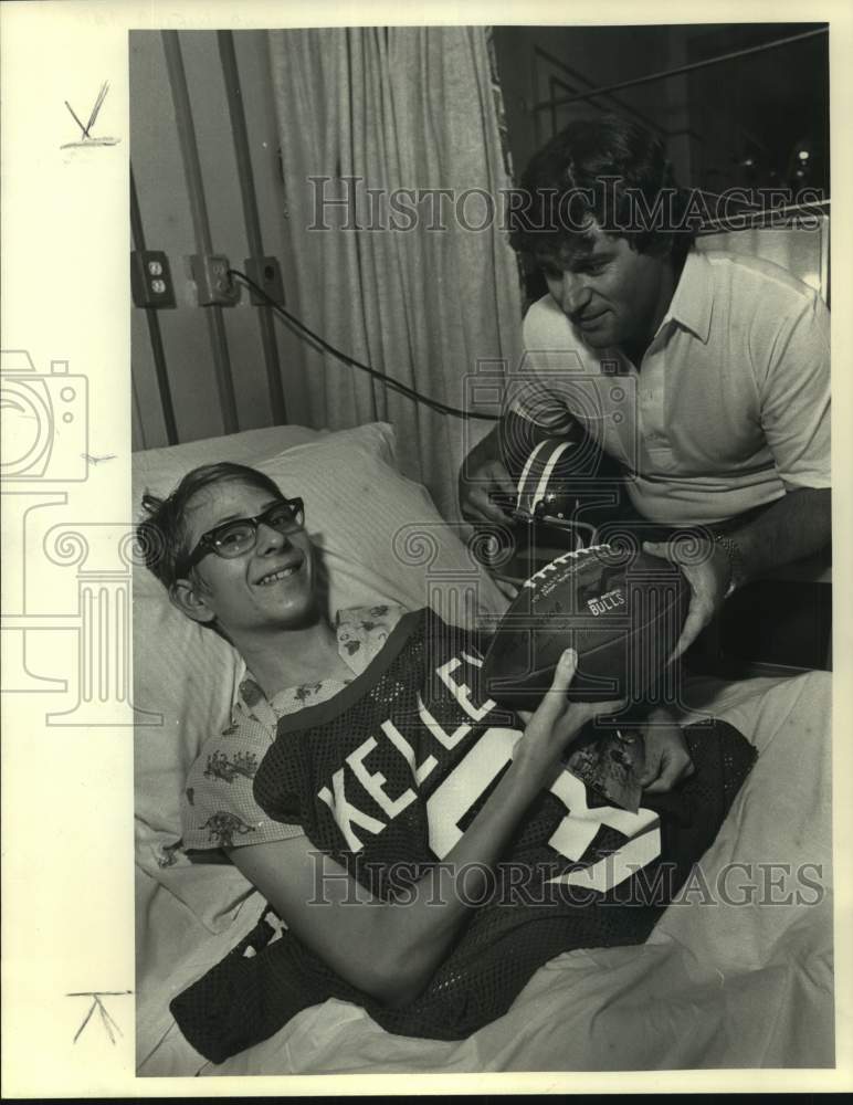 1983 Press Photo San Antonio Bulls player Billy Schott with Kelley Hoskinson- Historic Images