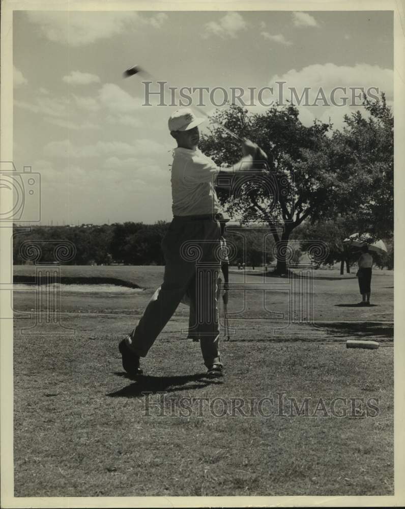 Press Photo Golfer Roy Schneider in action - sas16944 - Historic Images