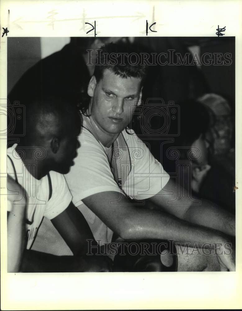 1990 Press Photo San Antonio Spurs basketball player Dwayne Schintzius - Historic Images