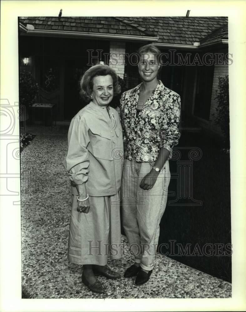 1992 Press Photo UTSA tennis player Florentine Schneider with Ann Biggs - Historic Images