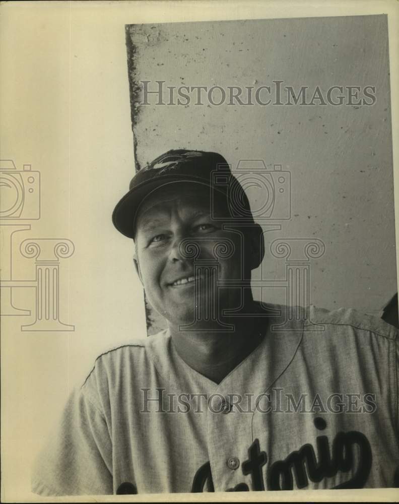 Press Photo San Antonio baseball player Joe Schultz - sas16960 - Historic Images
