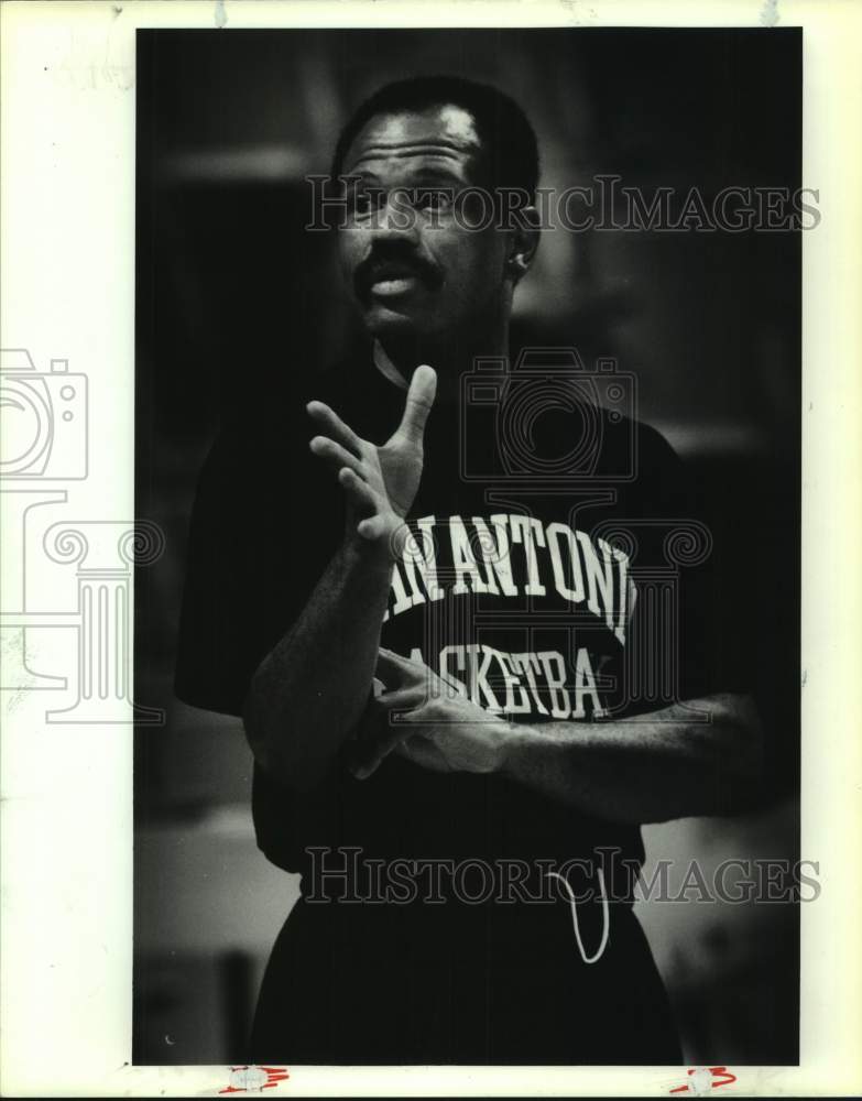 1992 Press Photo New San Antonio Spurs basketball coach John Lucas - sas16967 - Historic Images
