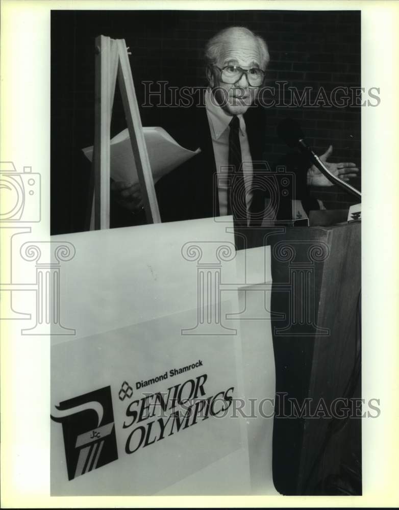 1990 Press Photo Leo Rose unveils Senior Olympics logo, Jewish Community Center - Historic Images