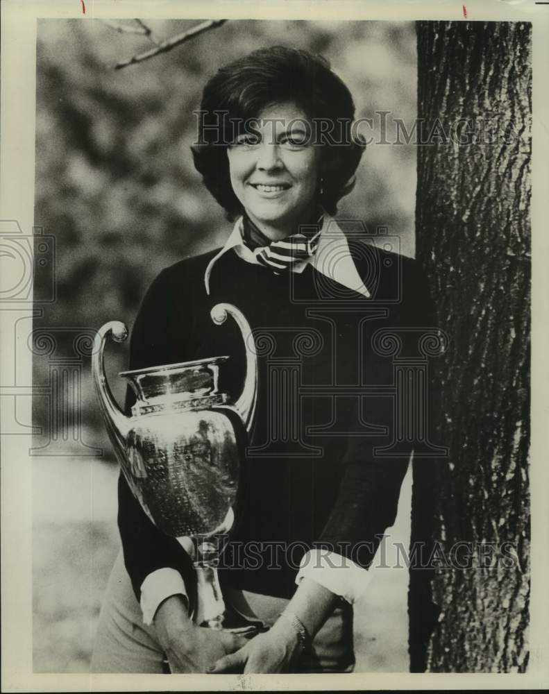1975 Press Photo A female athlete holds a trophy - sas17016 - Historic Images