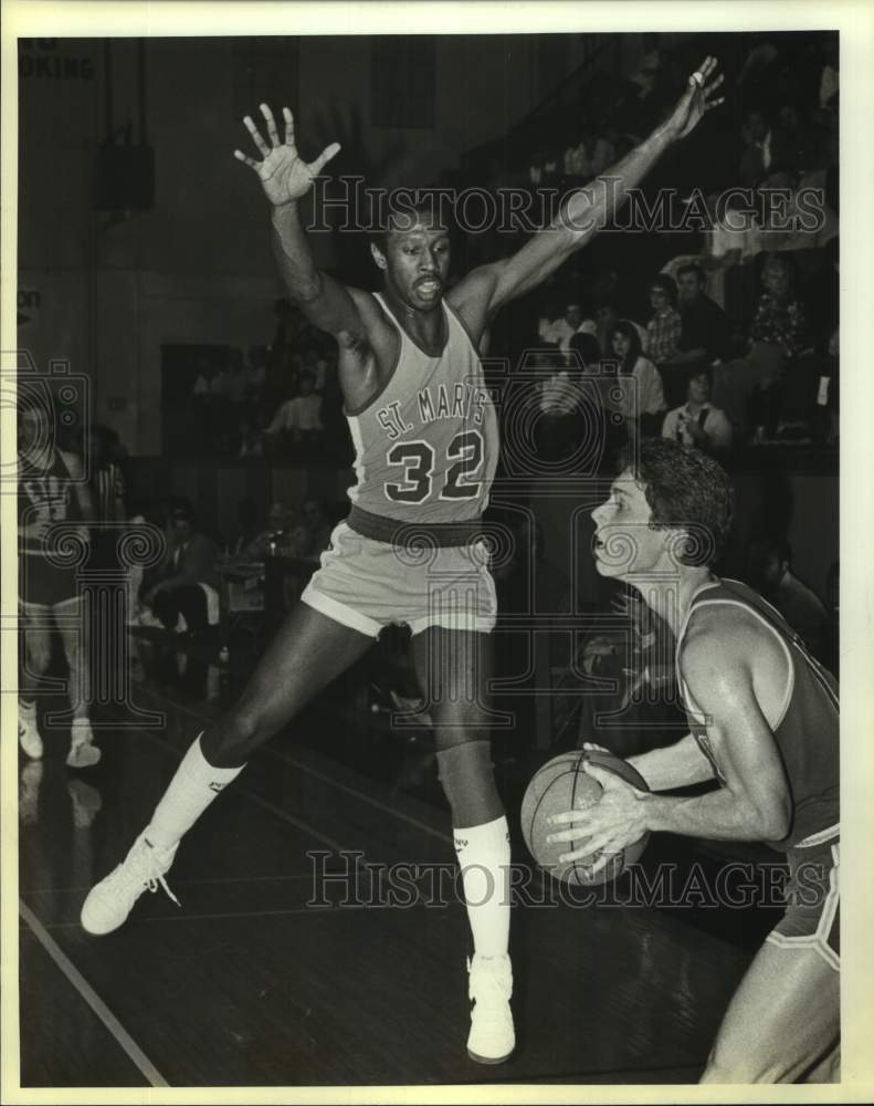 1984 Press Photo St. Mary&#39;s and ETBC play men&#39;s college basketball - sas17030 - Historic Images