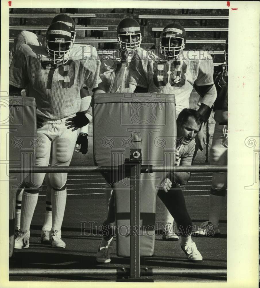 1984 Press Photo San Antonio Gunslingers football team during practice - Historic Images