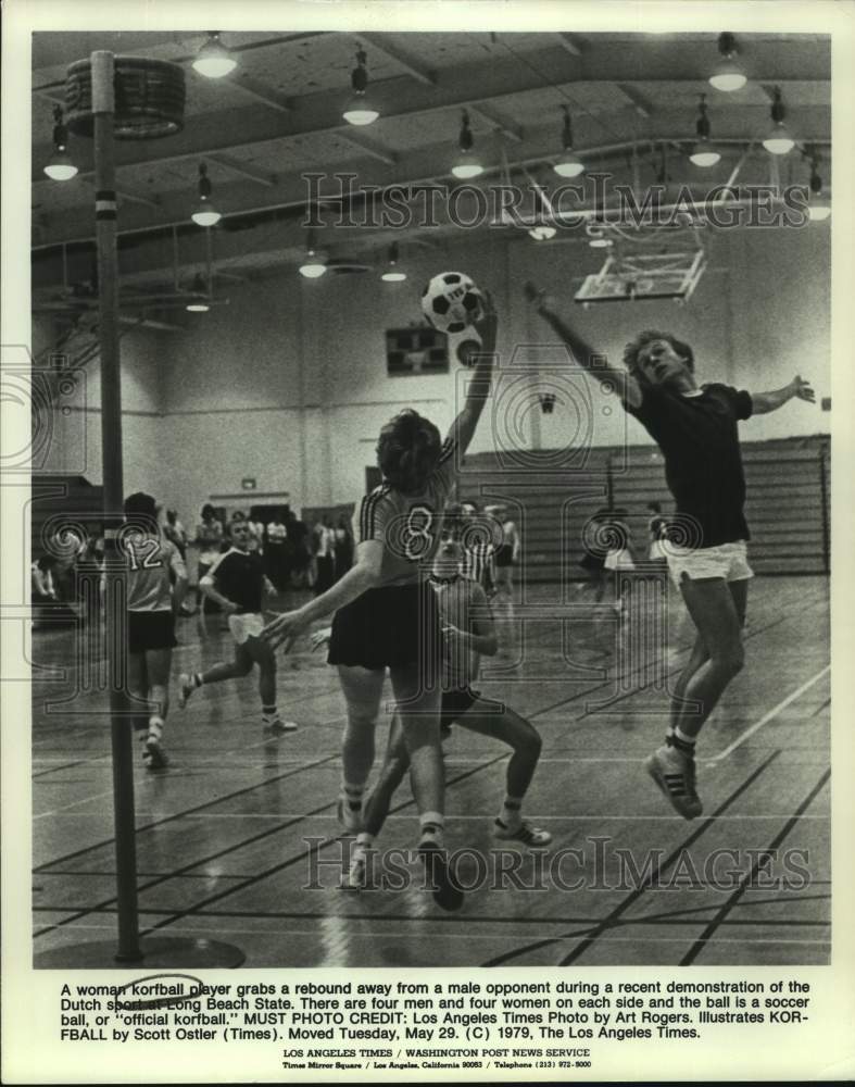 1979 Press Photo Korfball players in action at Long Beach State University - Historic Images