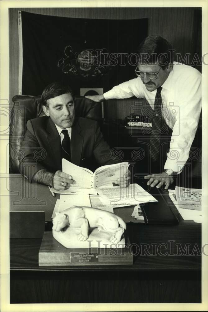 1985 Press Photo Rodeo rider Dennis Sciabica and state senator J. Doyle Corman - Historic Images