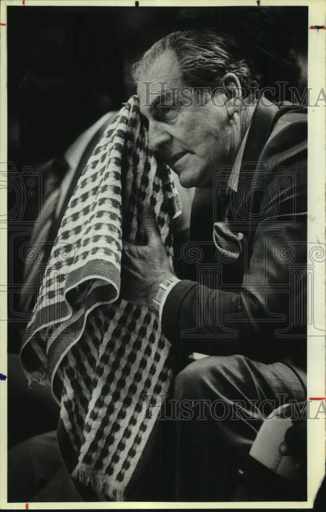 1985 Press Photo Houston basketball coach Guy Lewis - sas17171 - Historic Images