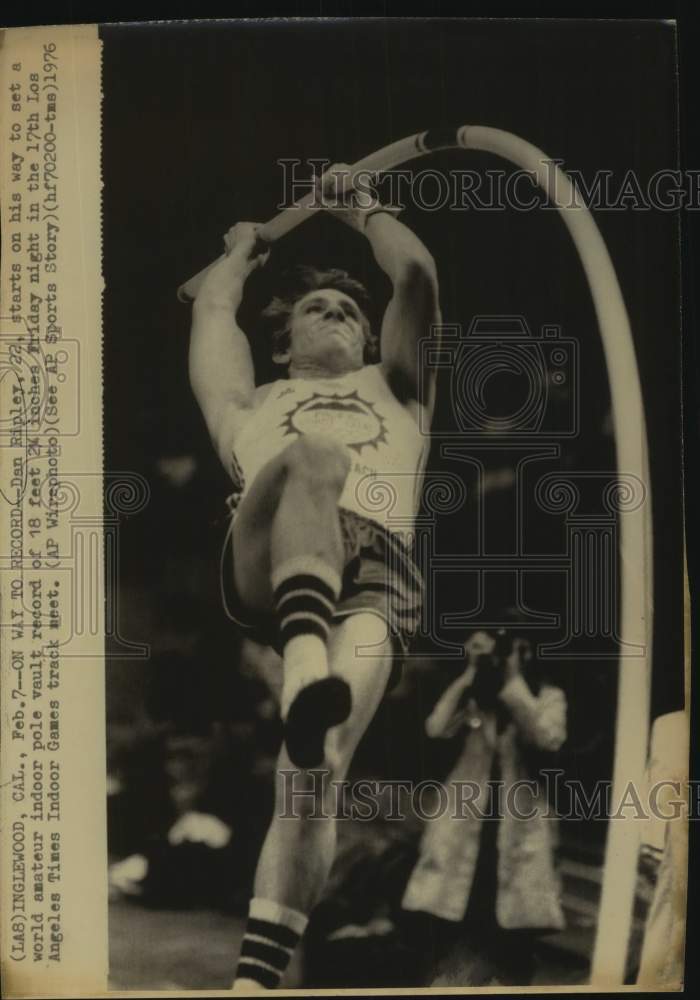 1976 Press Photo Pole vaulter Dan Ripley breaks the world indoor record - Historic Images