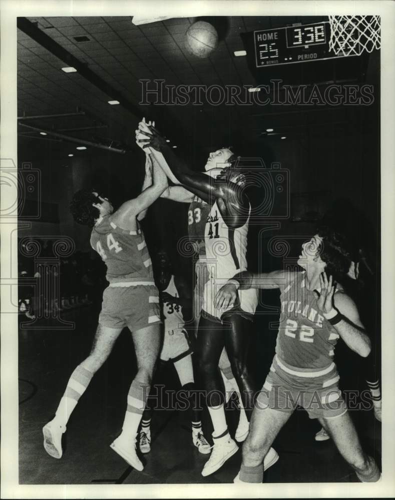 1974 Press Photo Basketball player Ronald Hicks of Boston - sas17430 - Historic Images