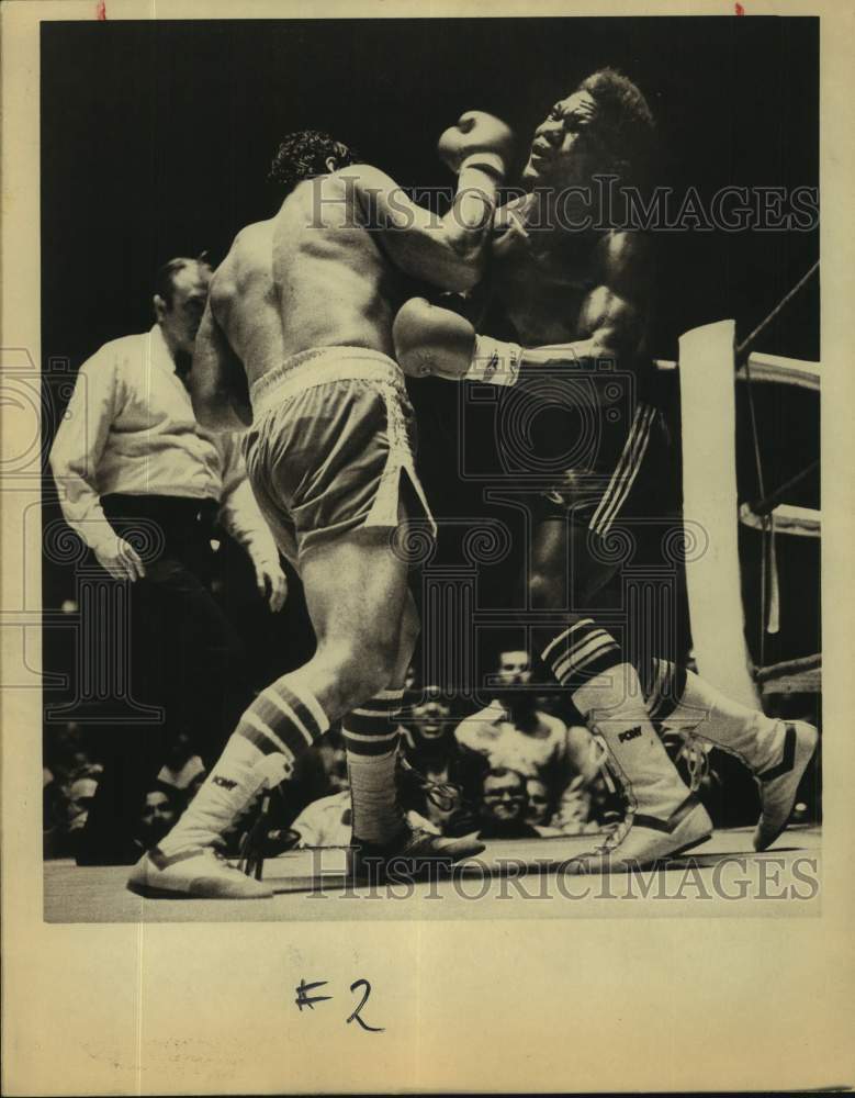 1982 Press Photo Boxer Tony Ayala Jr. in action - sas17567- Historic Images