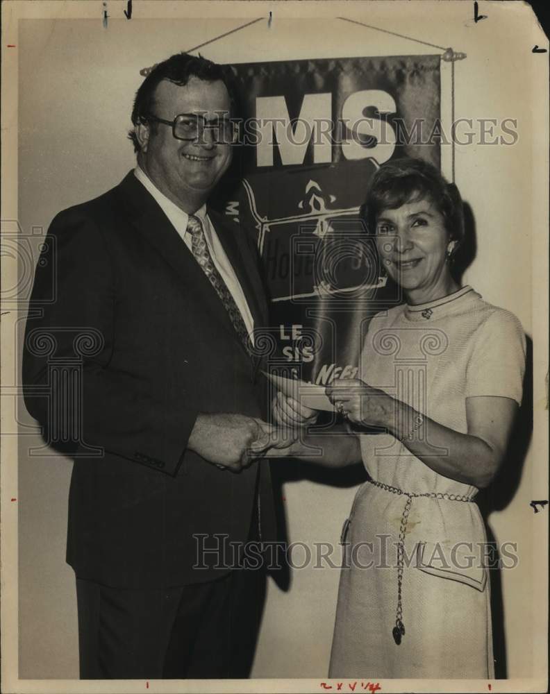 1975 Press Photo B.J. &quot;Red&quot; McCombs accepts an award - sas17687 - Historic Images